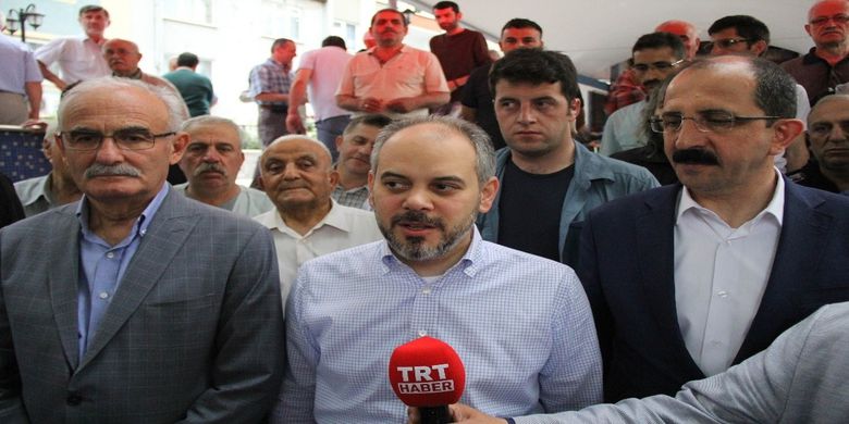 Bakan Kılıç Samsun'da - Gençlik ve Spor Bakanı Akif Çağatay Kılıç, bayram namazını Samsundaki Gürbüz Camiinde kıldı ve vatandaşlarla bayramlaştı