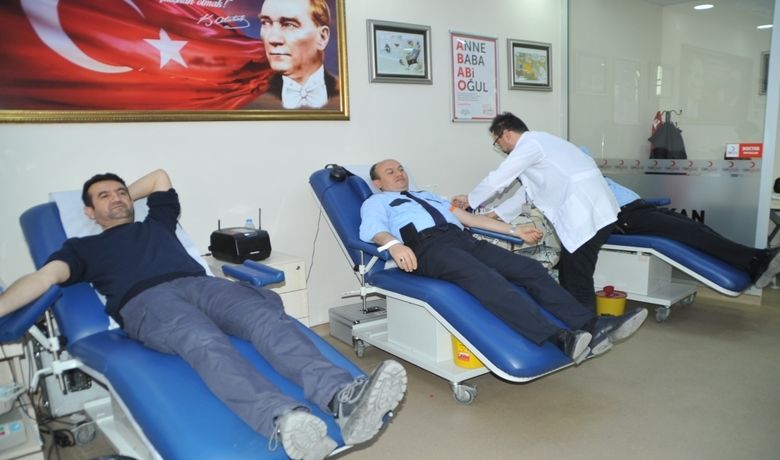 Polis Teşkilatından Kızılay’a Kan Bağışı - Samsun Bafra İlçe Emniyet Müdürlüğü personeli, Emniyet Teşkilatının 173. kuruluş yıldönümü münasebetiyle Kızılay’a kan bağışında bulundu.