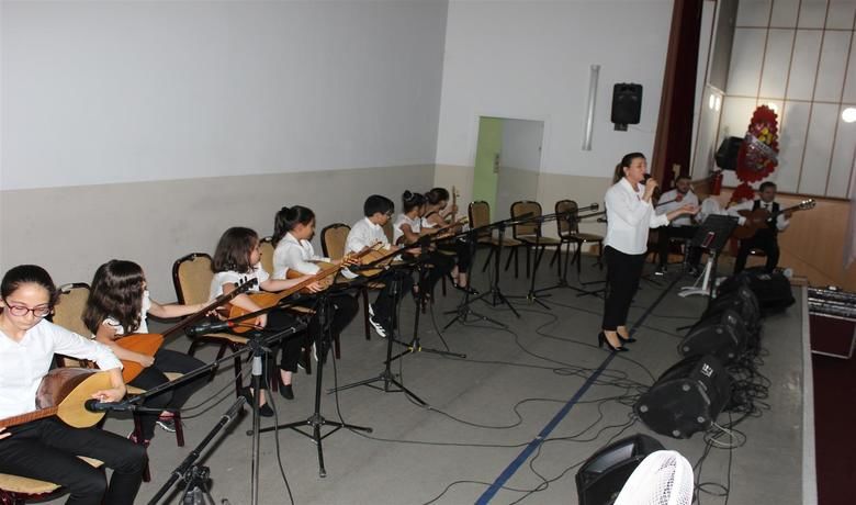 Bafra Musiki Cemiyeti Öğrencilerinden Mini Konser - Bafra Musiki Cemiyeti bünyesinde oluşturulan çocuk korosu,eğitim öğretim yılının sonu dolayısıyla konser verdi.