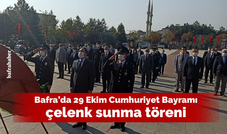 Bafra'da 29 Ekim CumhuriyetBayramı çelenk sunma töreni - Türkiye Cumhuriyeti’nin 97. kuruluş yıl dönümünü kutlamaları çerçevesinde Samsun’un Bafra ilçesinde Atatürk Anıtı’na çelenk sunma töreni yapıldı.