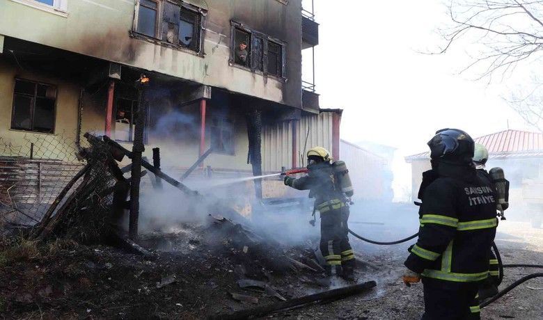 Samsun’da garaj yangını binaya sıçradı
 - Samsun’da çıkan garaj yangını 3 katlı binaya sıçradı. Yangın sonucunda garaj küle dönerken, binanın 2 katı da büyük zarar gördü.