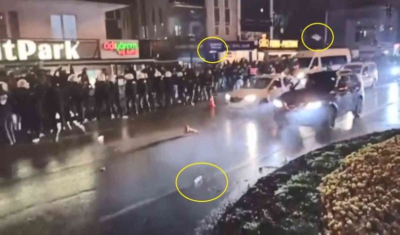 Samsun’da Trabzonspor’un kutlamalarında gerginlik
 - SAMSUN (İHA) – Samsun’da Trabzonspor’un şampiyonluk kutlamalarında 2 takım taraftarları karşılaşınca gerginlik çıktı. Polis olayda biber gazı kutlandı.