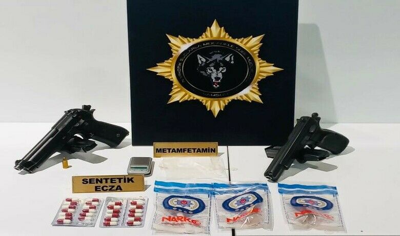 Samsun’da uyuşturucu operasyonu: 3 gözaltı
 - Samsun’da narkotik polisi tarafından düzenlenen operasyonda uyuşturucu ticareti yaptıkları iddia edilen 3 kişi gözaltına alındı.