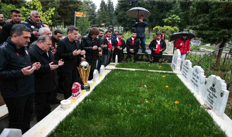 Şampiyonluk kupasımerhum Samsunsporluların mezarında - SAMSUN (İHA) – Spor Toto 1. Lig’in en erken şampiyon olan takımı olan Samsunspor, şampiyonluk kupasını hayatını kaybeden Samsunsporluların mezarına götürdü.