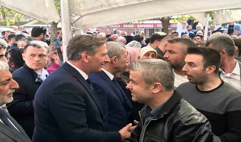 Başkan Candal vatandaşlarlailçe meydanında bayramlaştı - Tekkeköy Belediye Başkanı Mustafa Candal, ilçe meydanında vatandaşlarla bayramlaştı.