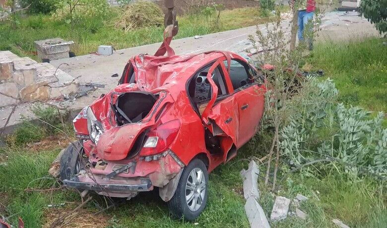 Kontrolden çıkan otomobil evinavlusuna uçtu: 2 ağır yaralı - Samsun’da kontrolden çıkan otomobil yol kenarındaki evin avlusuna uçtu. Kazada 2 kişi ağır yaralandı.