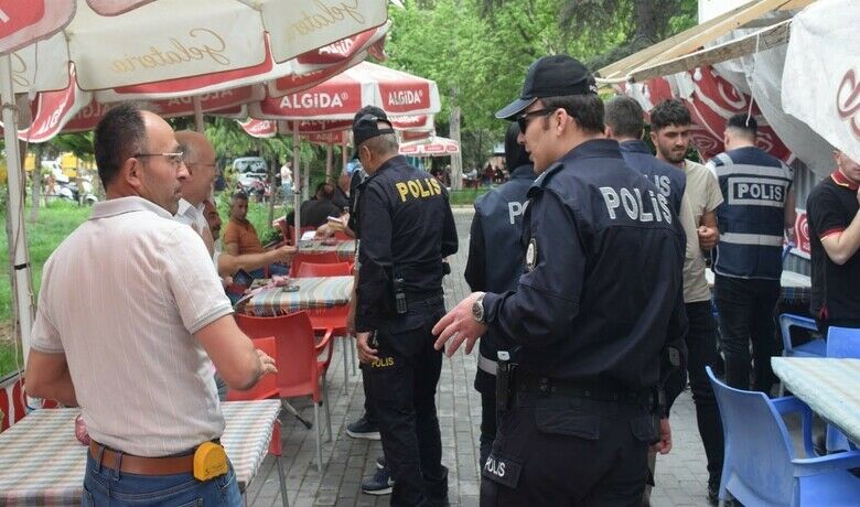 Polis, dolandırıcılara karşı vatandaşları uyardı
 - Samsun Vezirköprü’de polis ekipleri hırsızlık, dolandırıcılık konularında vatandaşları bilgilendirerek uyarıcı broşürler dağıttı.