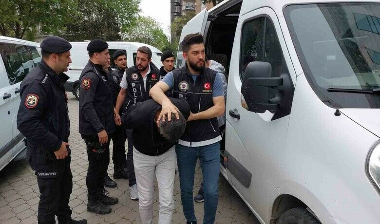 Samsun’da uyuşturucu operasyonunda gözaltına alınan7 kişi adliyeye sevk edildi - Samsun’da narkotik polisi tarafından özel harekat polislerinin de desteği ile düzenlenen uyuşturucu operasyonunda gözaltına alınan 7 kişi adliyeye sevk edildi.