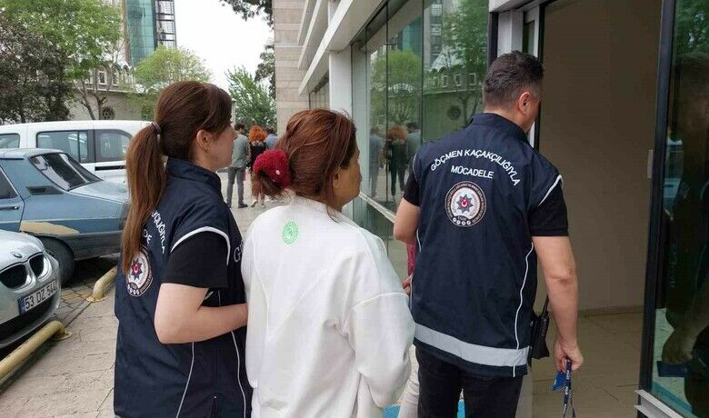 Yabancı uyruklu kadıninsan ticaretinden tutuklandı - Samsun’da polis ekipleri tarafından yabancı uyruklu kadınları zorla çalıştırıp fuhşa sürükleyenlere yönelik yapılan operasyonda Kırgız uyruklu kadın ile birlikte 3 kişi yakalandı. Adliyeye sevk edilen yabancı uyruklu kadın tutuklanırken, 2 şahıs serbest bırakıldı.