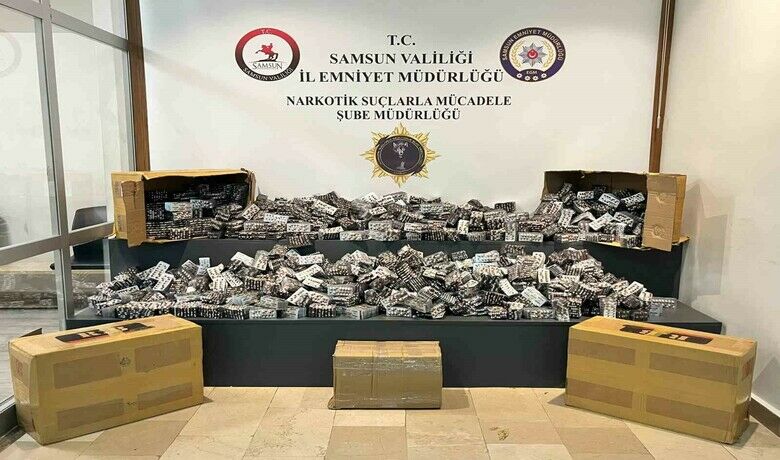 İstanbul’dan Samsun’a getirilen 83 bin440 sentetik ecza ele geçirildi - İstanbul’dan 2 araçla Samsun’a getirilen 83 bin 440 adet sentetik ecza, Samsun polisinin takibi sonucu ele geçirildi.