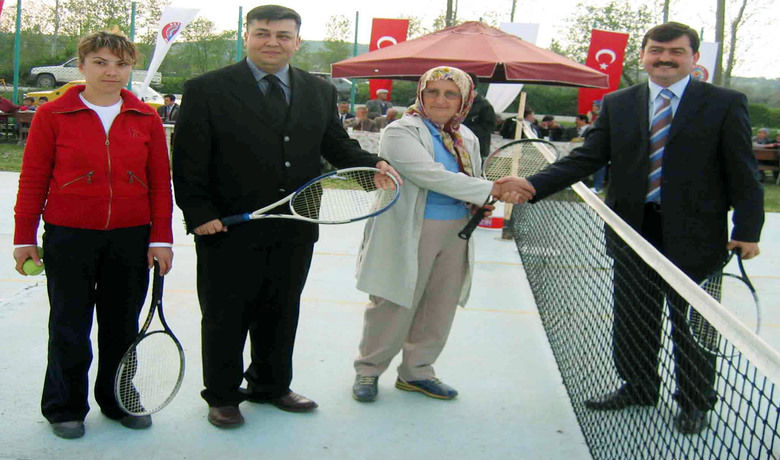 Köydeki Tenis Kortunda Sezon Açıldı 