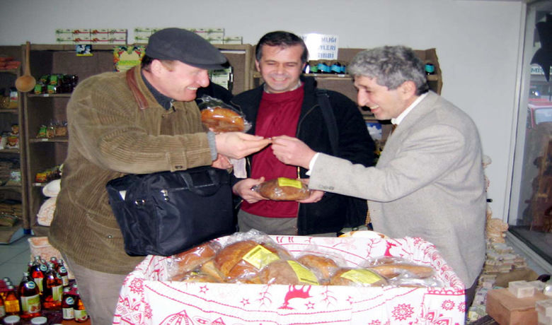 Bafralı Girişimci, OrganikEkmekle Türkiye Pazarına Açılacak  - SAMSUN (İHA) - Samsun'un Bafra İlçesi'nde, girişimci Hamit Genç tarafından kendisine ait özel bir taş fırında, tamamen ekşi mayalama-yoğurma sistemiyle katkı maddesiz sağlığa uygun şartlarda hazırlanan buğday unu, içme suyu, doğal maya, tuz, limon, köy yumurtası sarısı ve yoğurt ile gıda tüzüğüne uygun olarak pişirilen doğal kepekli organik ekmeği büyük ilgi gösteriliyor.