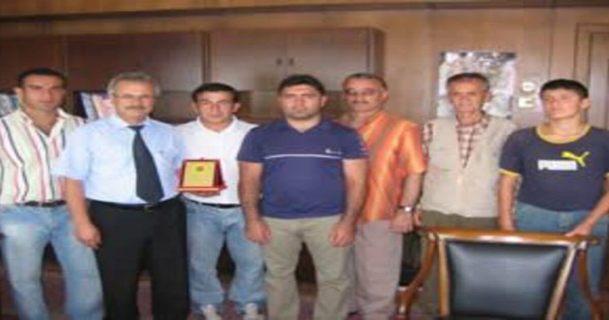 Güreşcilerden vefa örneği