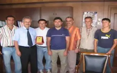 Güreşcilerden vefa örneği