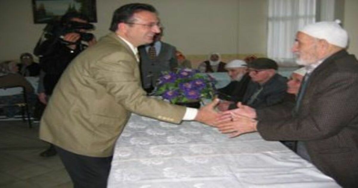 Kaymakam yaşlıları sevindirdi