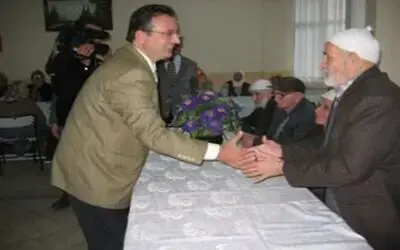 Kaymakam yaşlıları sevindirdi