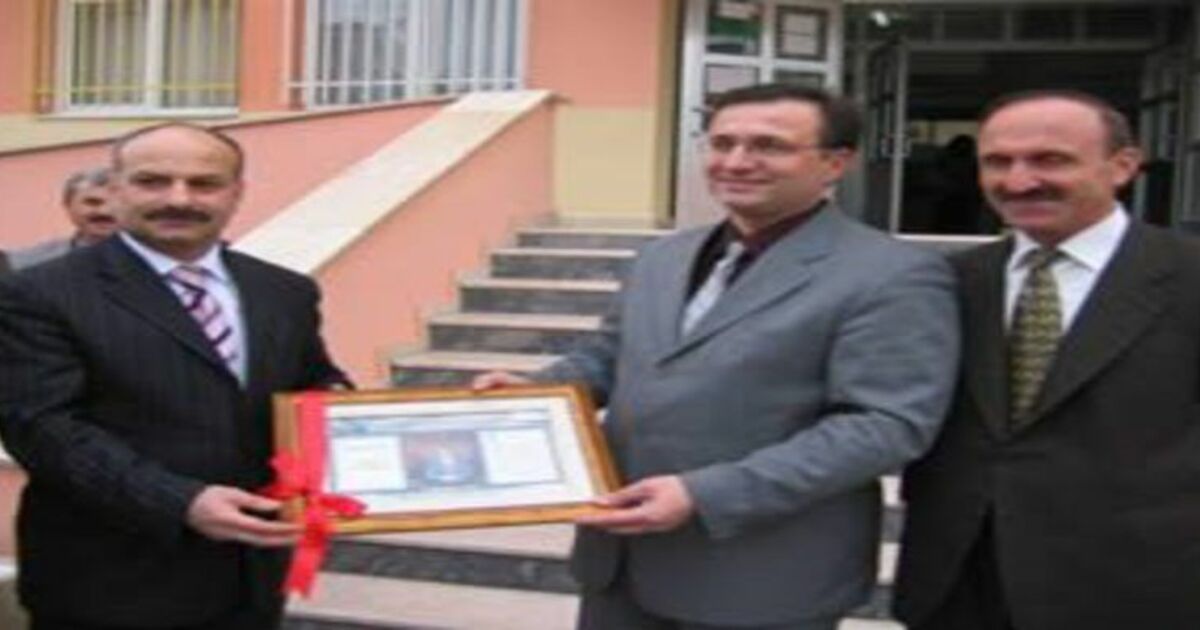 Bayraklı karne sevinci