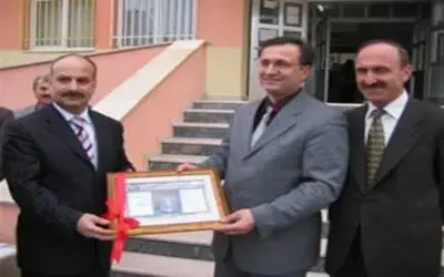 Bayraklı karne sevinci