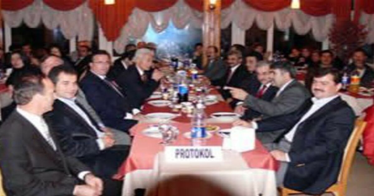 İhtiyar delikanlılar eğlenceye doydu.