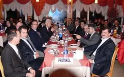 İhtiyar delikanlılar eğlenceye doydu.