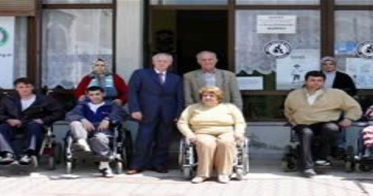 Engellilere sandalye yardımı
