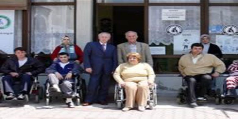 Engellilere sandalye yardımı - 0