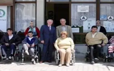 Engellilere sandalye yardımı