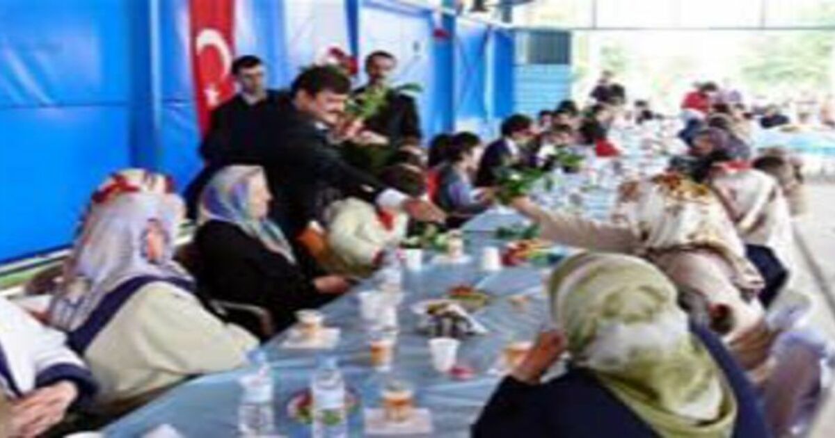 Belediyeden annelere anlamlı yemek