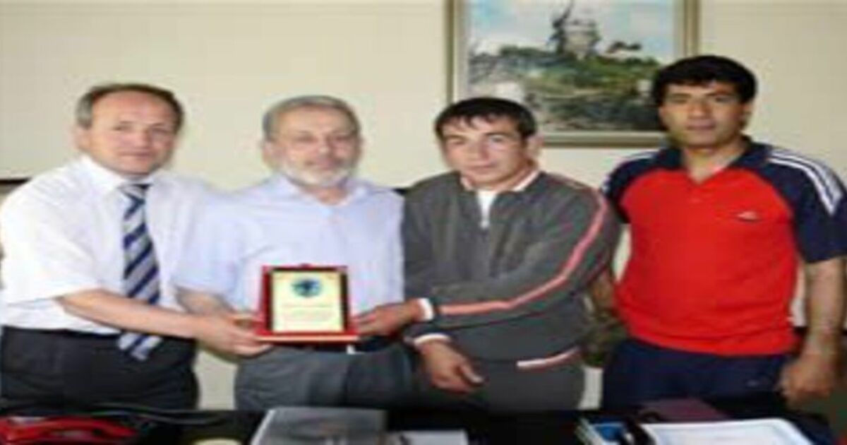 Güreşe desteğe plaket