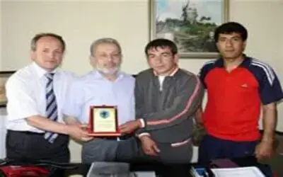 Güreşe desteğe plaket