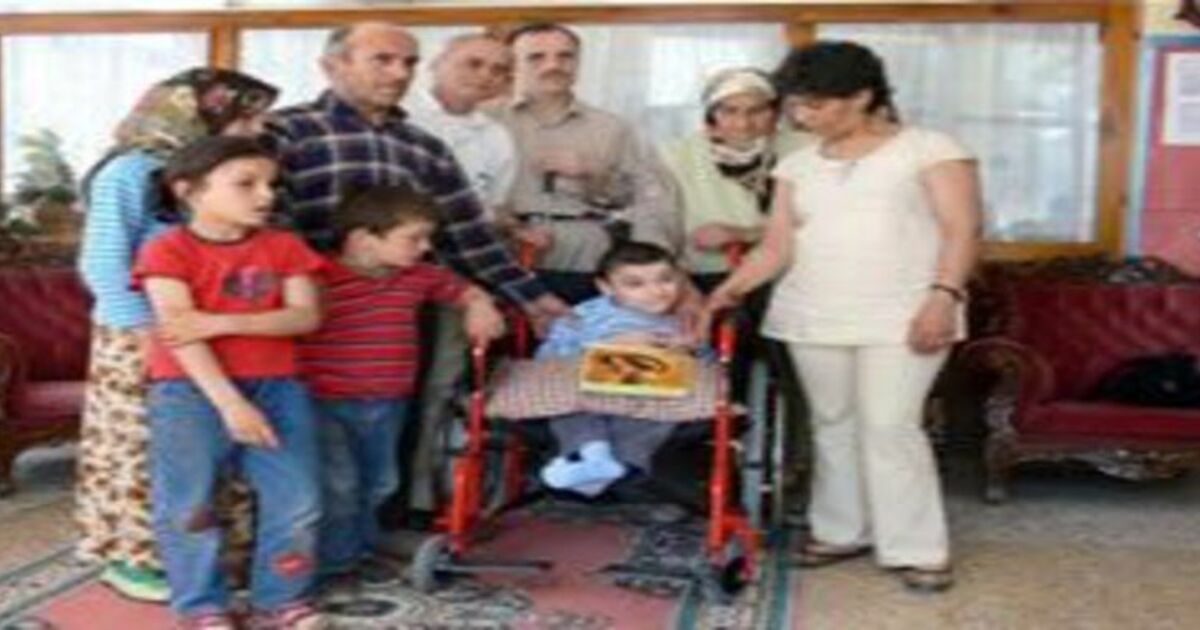 Felçli çocuğa tekerlikli sandalye
