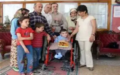 Felçli çocuğa tekerlikli sandalye
