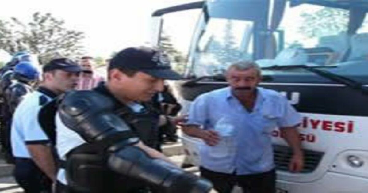 ŞOFÖRLER KARAYOLUNU TRAFİĞE KAPATTI