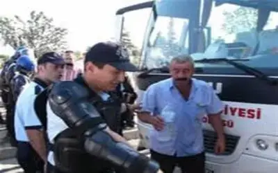 ŞOFÖRLER KARAYOLUNU TRAFİĞE KAPATTI