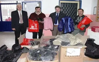 Öğrencilere Kaban Ve Bot Yardımı