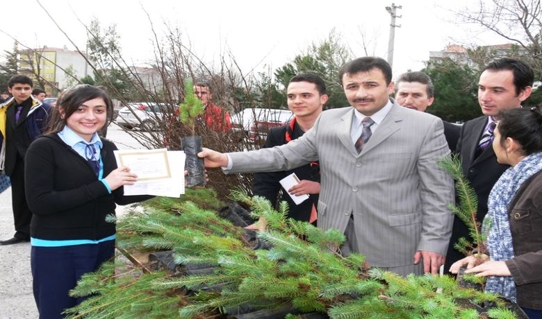 "Bir Karne, Bir Fidan" Kampanyası - Samsun'un Bafra İlçesi Kızılırmak Lisesi'nde düzenlenen karne töreninde öğrencilere, okulun İzcilik Kulübü tarafından "Bir Karne, Bir Fidan" kampanyası çerçevesinde fıstık camı ve akasya fidanı dağıtıldı.