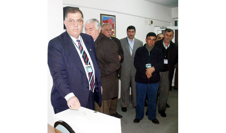 Bafra Ziraat Odası SeçimiBaşkan Karagöl Güven Tazeledi - Samsun'nun Bafra İlçesi Ziraat Odası'nın 21. Olağan Genel Kurulu'nda mevcut başkan Sait Karagöl, yeniden başkan seçildi.