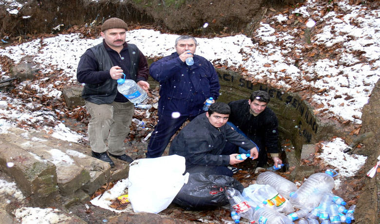 16 Yıl Önce Akmaya Başlayan Suyun Şifalı Olduğuna İnanıyorlar Samsun'da, Ormanlık Alanda Yaklaşık 16 Yıl ÖnceAkmaya Başlayan Ve Yöre Halkı Arasında 'Acısu' Olarak Bilinen Su, Şifalı Olduğu İnancıyla Bölge Halkının Akınına Uğruyor - Samsun'un Bafra İlçesi'ne bağlı Gazibeyli ve Darboğaz Köyü sınırları arasında bulunan ormanlık alanda yaklaşık 16 yıl önce akmaya başlayan ve yöre halkı arasında 'acısu' olarak bilinen su, şifalı olduğu inancıyla bölge halkının akınına uğruyor.