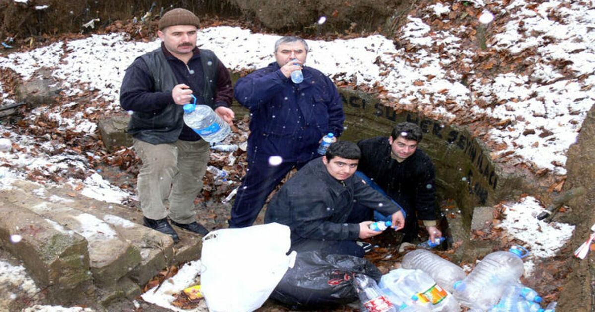16 Yıl Önce Akmaya Başlayan Suyun Şifalı Olduğuna İnanıyorlar Samsun'da, Ormanlık Alanda Yaklaşık 16 Yıl Önce Akmaya Başlayan Ve Yöre Halkı Arasında 'Acısu' Olarak Bilinen Su, Şifalı Olduğu İnancıyla Bölge Halkının Akınına Uğruyor