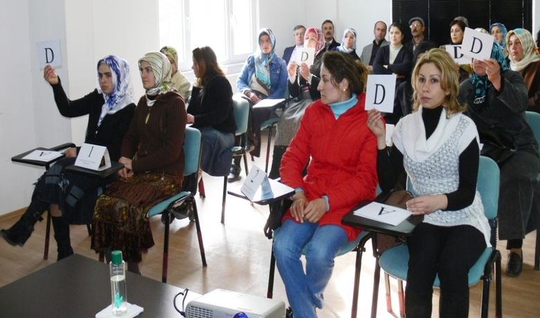 Kadın Çiftçiler Yarıştı - Samsun'un Bafra İlçesi'nde,  Tarım ve Köyişleri Bakanlığı Teşkilatlanma ve Destekleme Genel Müdürlüğü tarafından düzenlenen "Kadın Çiftçiler Yarışıyor" adlı yarışmada Yeşilyazı Köyü'nden 2 kız kardeş 1. oldu.