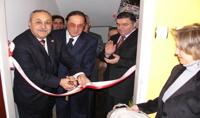 Emekli Hakim Adnan Aydın, Avukatlık Bürosu Açtı Samsun'da 26 YıllıkHakimlik Hayatına Emekli Olanak Nokta Koyan Adnan Aydın, Avukatlık Bürosu Açtı - Samsun'da hakim olarak görev yapan Adnan Aydın, 26 yıllık hakimlik hayatını emekliye ayrılarak noktaladıktan sonra avukatlık bürosu açtı.