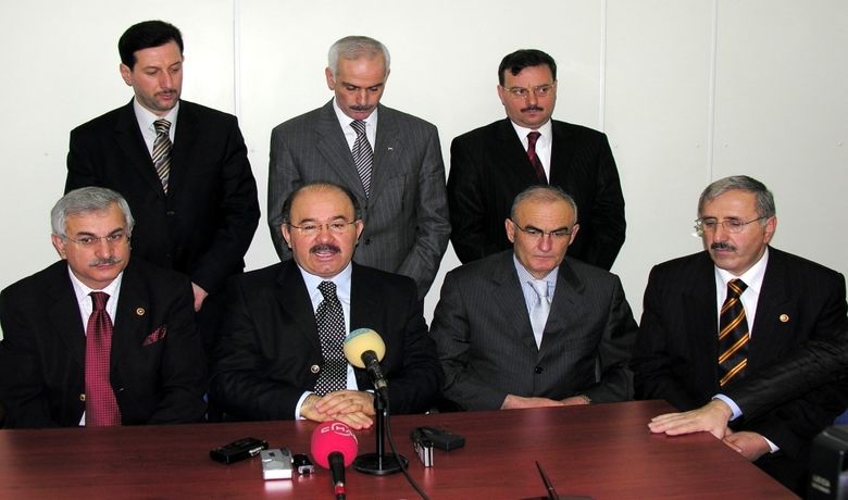 Bakan Çelik'ten Samsun'a Ödenek Müjdesi Milli Eğitim Bakanı Hüseyin Çelik: "Bu Sene Biz Samsun'un Ödeneklerini Yüzde100 Artıyoruz" "Teknik Eğitimi Desteklememiz, Teşvik Etmemiz Gerekli" "Samsun'a Eğitim Alanında 80 Milyon Ytl Yatırım Yapılacak" - Milli Eğitim Bakanı Hüseyin Çelik, bu sene Samsun'a eğitim alanında yatırımların artırılacağını belirterek, "Bu yıl 80 milyon YTL yatırım yapılacak" dedi.