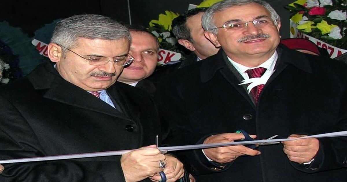 Bakan Yıldırım İle Milletvekili Yeni'nin Benzerliği Ulaştırma Bakanı Binali Yıldırım: "Ben Bu Benzerlikten Rahatsız Değilim, Bazen Sıkıntılı Konular Olduğu Zaman Ahmet Bey'i İşaret Ediyorum"