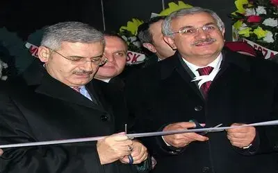 Bakan Yıldırım İle Milletvekili Yeni'nin Benzerliği Ulaştırma Bakanı Binali Yıldırım: "Ben Bu Benzerlikten Rahatsız Değilim, Bazen Sıkıntılı Konular Olduğu Zaman Ahmet Bey'i İşaret Ediyorum"