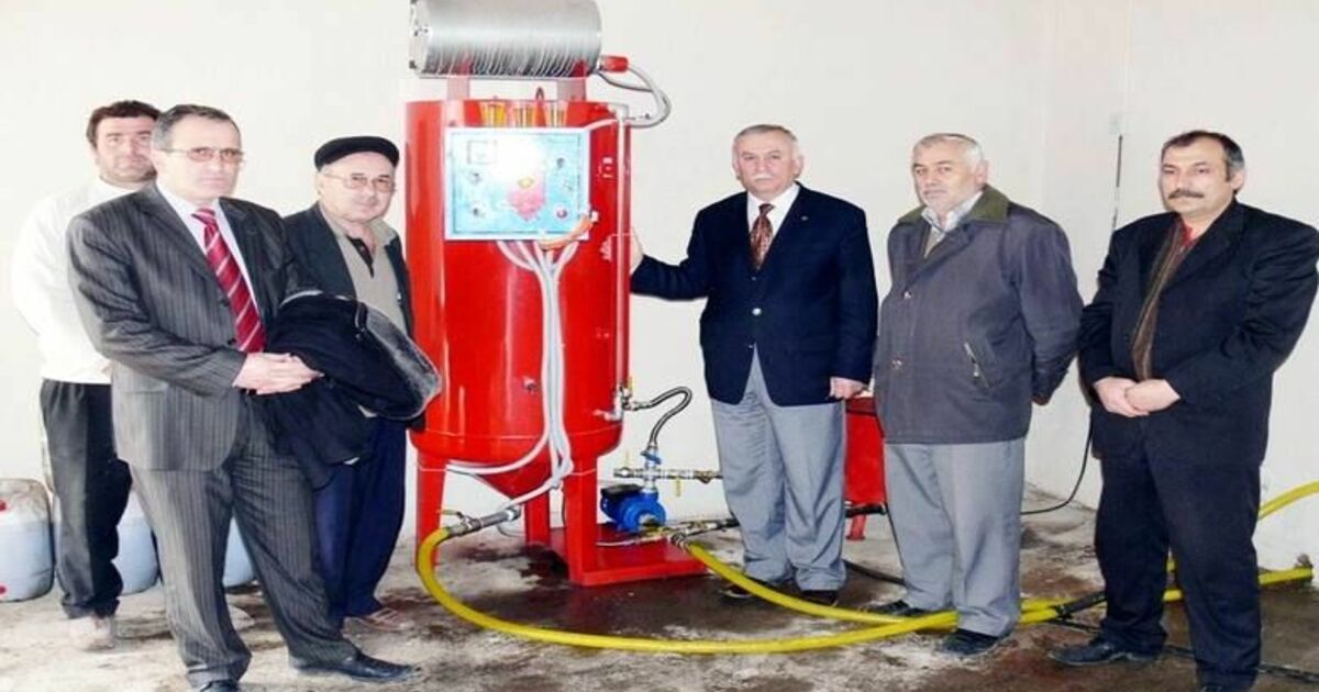 Belediyeden Biyodizel Üretimi Çetinkaya Belediye Başkanı Ahmet Akbaş: "1 Litre Biyodizeli 1.5 Ytl'ye Mal Ediyoruz" "Ürettiğimiz Biyodizeli Belediyenin Araçlarında Kullanıyoruz"