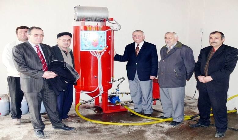Belediyeden Biyodizel Üretimi Çetinkaya Belediye Başkanı Ahmet Akbaş: "1 LitreBiyodizeli 1.5 Ytl'ye Mal Ediyoruz" "Ürettiğimiz Biyodizeli Belediyenin Araçlarında Kullanıyoruz" - Samsun'un Bafra İlçesi'ne bağlı Çetinkaya Belde Belediyesi, biyodizel üretimi yaparak kendi araçlarında kullanıyor.