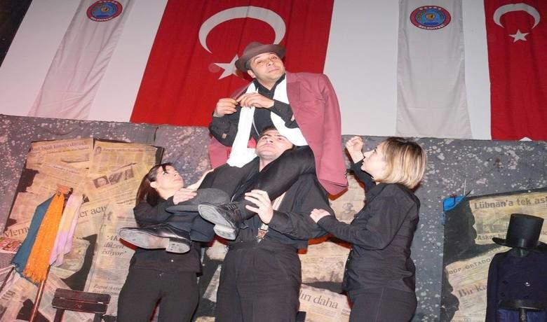 “bir Pulsuz Dilekçe, BugünYazsam” Adlı Oyun Sahnelendi - Samsun'un Bafra İlçesi'nde, Uğur Mumcu'nun yazılarından yola çıkılarak Işık Kansu'nun yazdığı “Bir Pulsuz Dilekçe, Bugün Ne Yazsam" adlı oyun, Samsun Sanat Tiyatrosu tarafından sahnelendi.