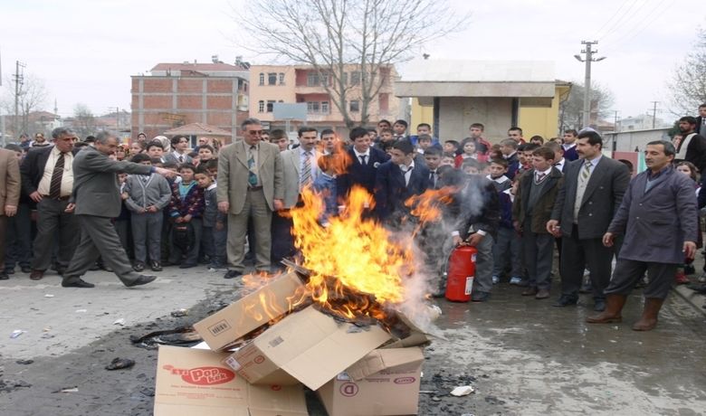 İlköğretim Okulunda Yangın Tatbikatı - Samsun'un Bafra Ticaret ve Sanayi Odası İlköğretim Okulu'nda, Sivil Savunma Haftası nedeniyle düzenlenen yangın tatbikatı gerçeğini aratmadı.