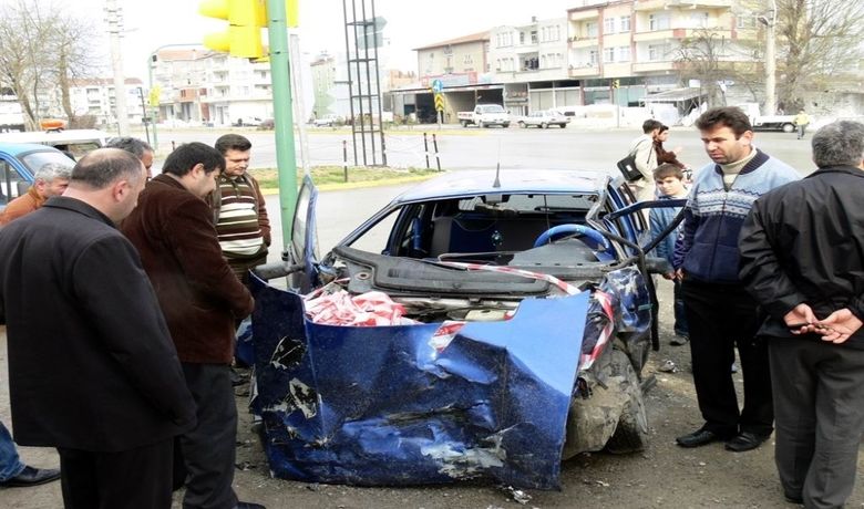 Samsun'da Trafik Kazası: 1 Ölü, 4 Yaralı İki Otomobilin Çarpışması Sonucu Meydana Gelen Trafik Kazasında 1 Kişi Hayatını Kaybetti, 4 Kişi Yaralandı