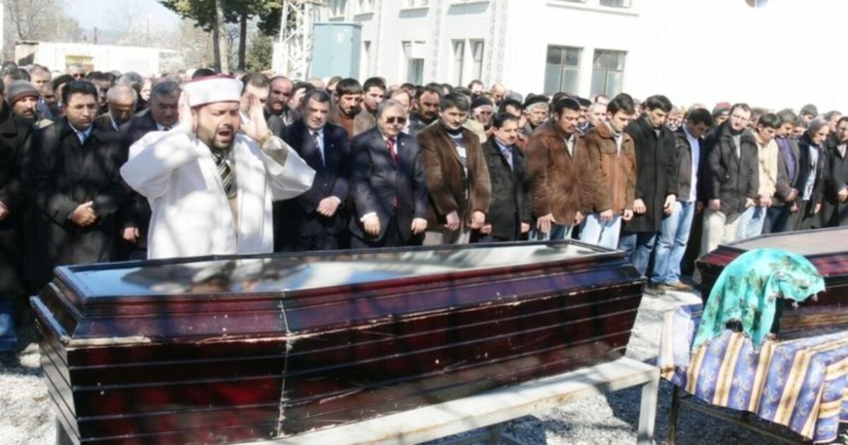 Öldürülen Avukat Ve Kız Kardeşi Toprağa Verildi Pusu Kurularak Öldürülen Avukat Ahmet Koparan Ve Kız Kardeşi Fatma Koparan'ın Cenazeleri, Bafra İlçesine Bağlı Gazibeyli Köyünde Toprağa Verildi